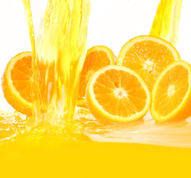 Free photo fresh oranges falling in juice