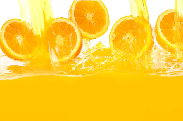 Free photo fresh oranges falling in juice