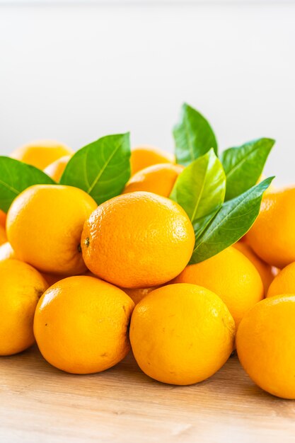 新鮮なオレンジフルーツのテーブル