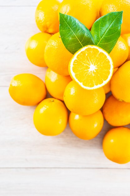 テーブルの上の新鮮なオレンジフルーツ