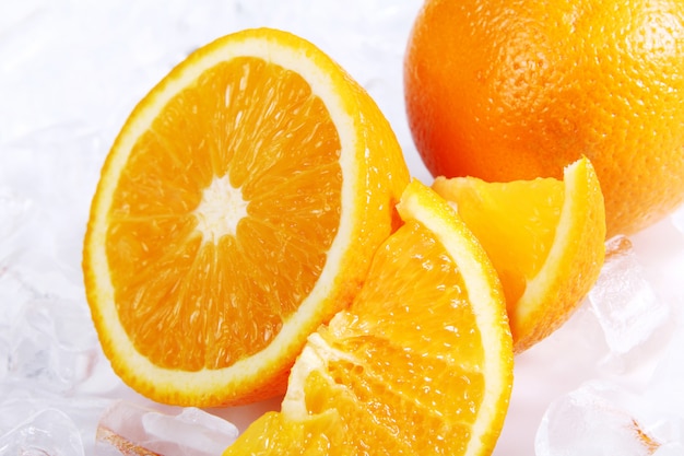 Свежие апельсины и лед