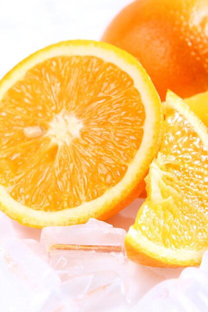 Свежие апельсины и лед