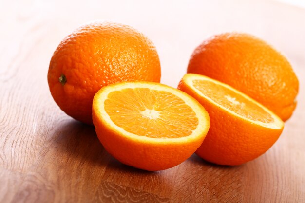 木の板に新鮮なオレンジ
