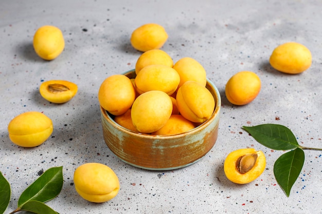 Foto gratuita albicocche biologiche fresche, frutta estiva, vista dall'alto