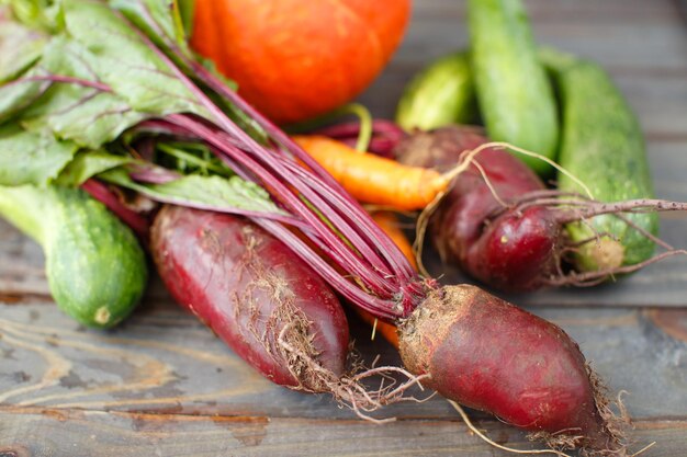 バスケットの新鮮な有機食品の背景野菜