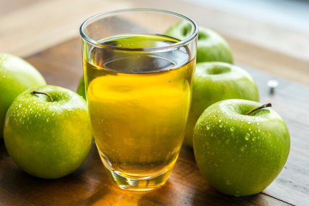 新鮮な有機緑のリンゴジュース