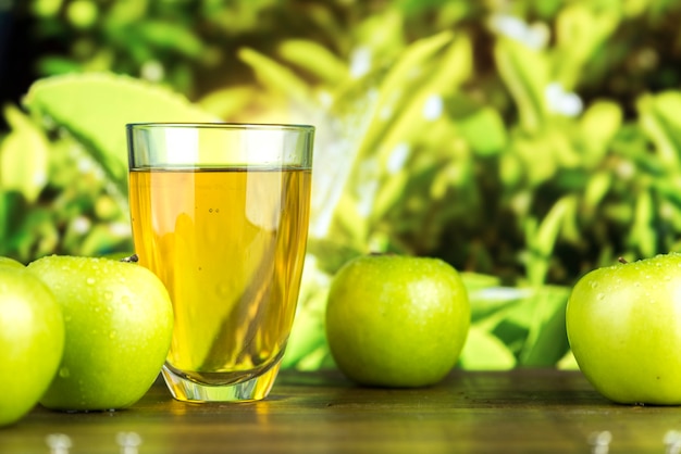 Свежий органический зеленый яблочный сок