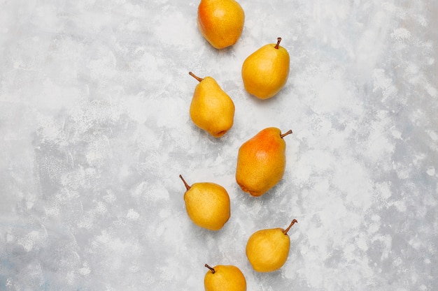 Free photo fresh organic pears on white grey concrete . selective focus.