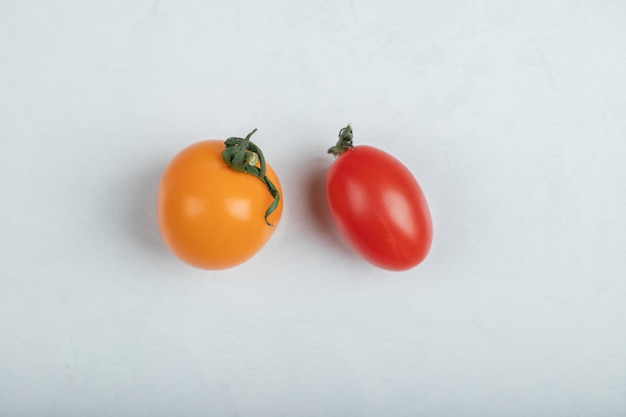 Свежие органические красные и желтые помидоры. Фото высокого качества