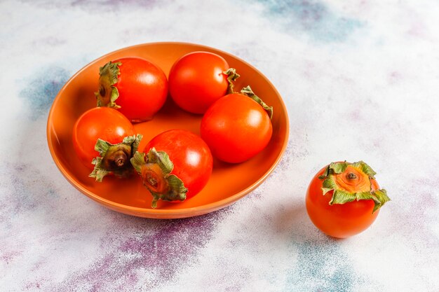 新鮮な有機熟した柿の果実。