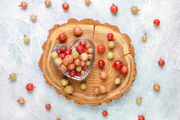 Free photo fresh organic sweet gooseberries in bowl