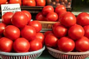 Foto gratuita pomodori biologici freschi in cestini.