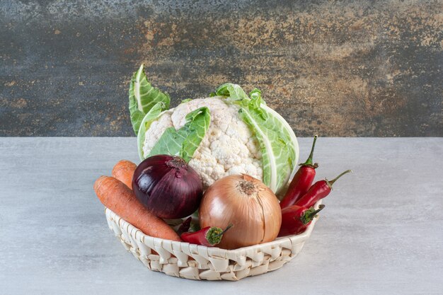 木製のバスケットに新鮮な有機野菜。高品質の写真