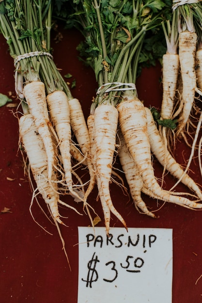 Foto gratuita pastinaca fresca in un mercato degli agricoltori