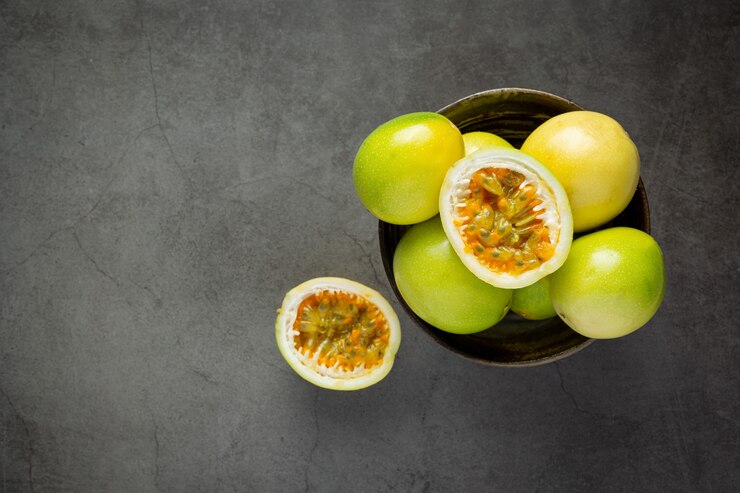 Free Photo fresh passion fruits cut in half put in black bowl