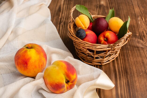 新鮮な桃と、アプリコットと梅の入ったバスケット