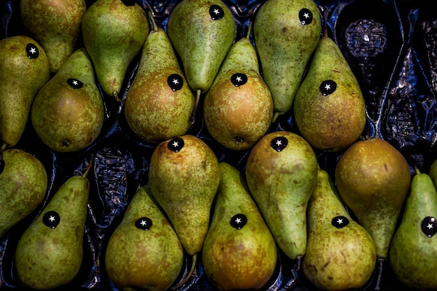 Foto gratuita pera fresca in vendita in un supermercato