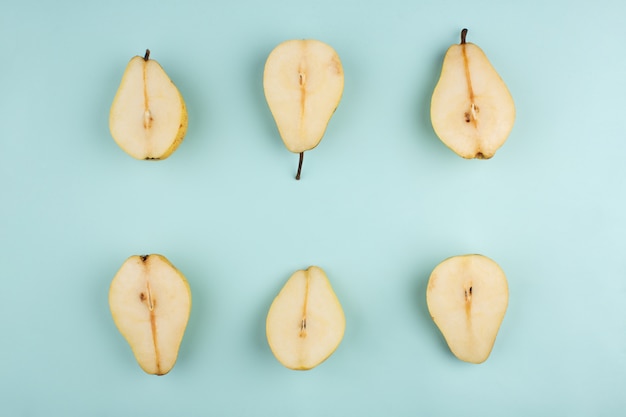 Free photo fresh pears sliced ripe on a blue