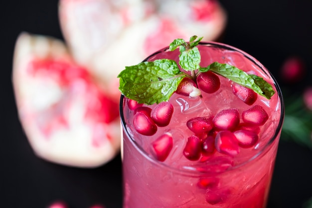 Free photo fresh pomegranate juice macro shot