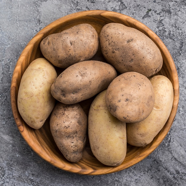 Free photo fresh potatoes in bowl