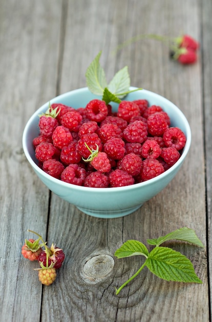 Free photo fresh raspberries in a bowl