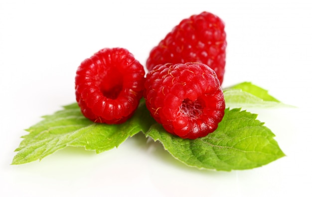 Free photo fresh raspberry with leaves