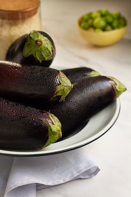 Free photo fresh raw eggplants arrangement