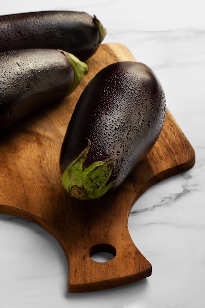 Free photo fresh raw eggplants arrangement