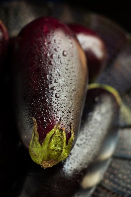 Free photo fresh raw eggplants arrangement