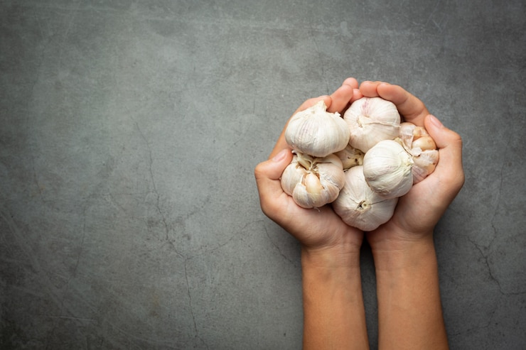 Free Photo fresh raw garlic ready to cook