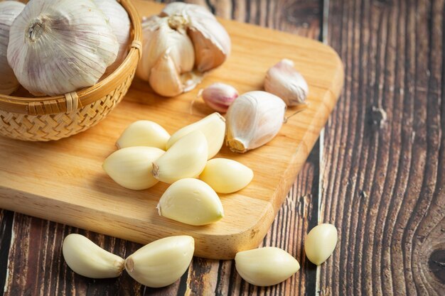 Free photo fresh raw garlic ready to cook