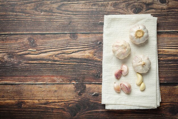 Free photo fresh raw garlic ready to cook