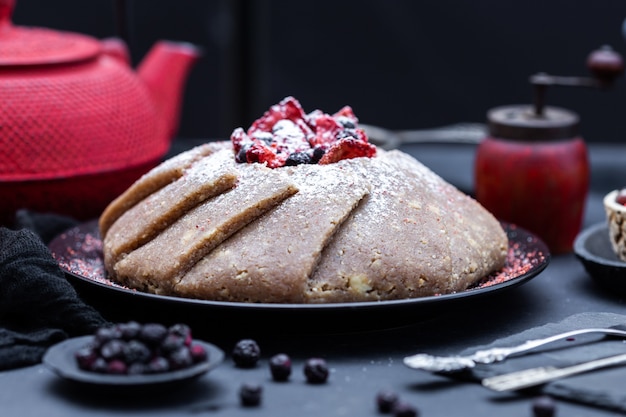 Foto gratuita torta di nettarine vegana cruda fresca su un tavolo scuro