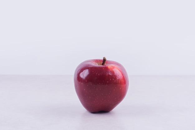 Бесплатное фото Свежее красное изолированное яблоко.