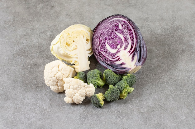 Free photo fresh red cabbage cauliflower and broccoli on stone surface