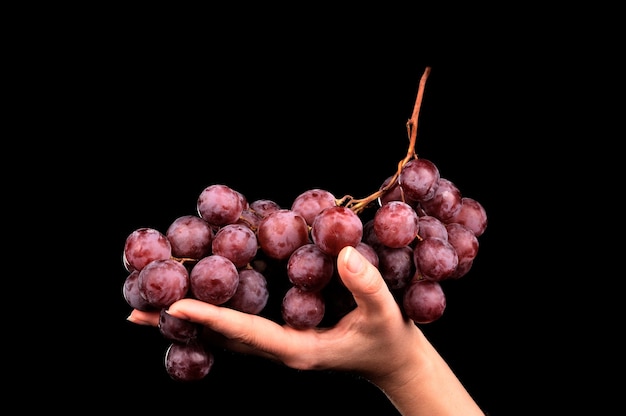 Free photo fresh red grapes isolated on black