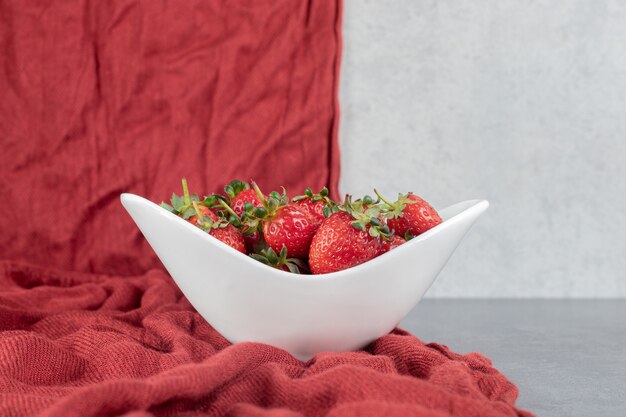 무료 사진 하얀 그릇에 신선한 익은 딸기. 고품질 사진