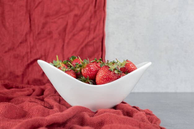 Free photo fresh ripe strawberries in white bowl. high quality photo