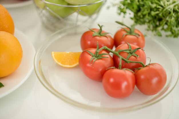 テーブルに新鮮な熟したトマト