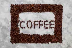 Foto gratuita chicchi di caffè arrostiti freschi su calcestruzzo, vista superiore, disposizione piana