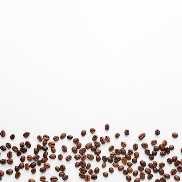 コピースペースで新鮮なローストコーヒー豆