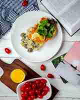 Free photo fresh salad on the table top view