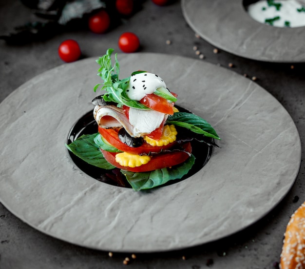 Foto gratuita insalata fresca con formaggio e verdure