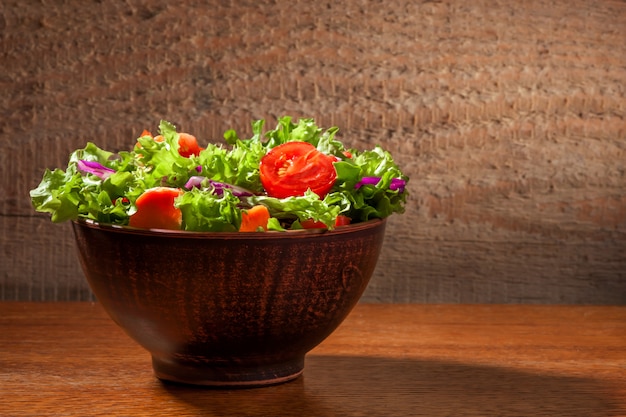 Foto gratuita salade fresco su fondo di legno