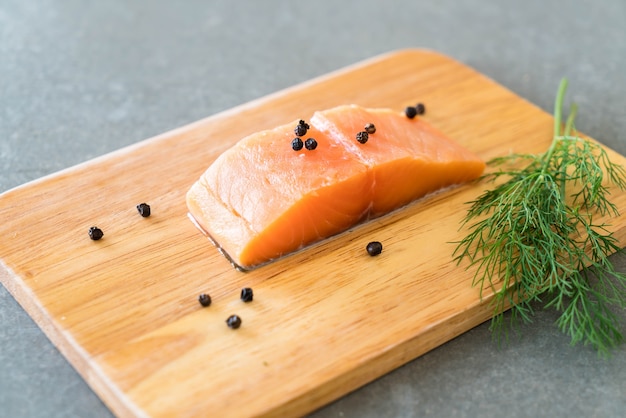 Free photo fresh salmon fillet on board