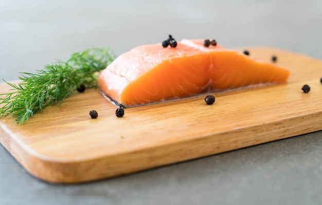 Foto gratuita filetto di salmone fresco a bordo