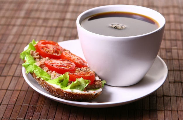 新鮮な野菜とコーヒーの新鮮なサンドイッチ