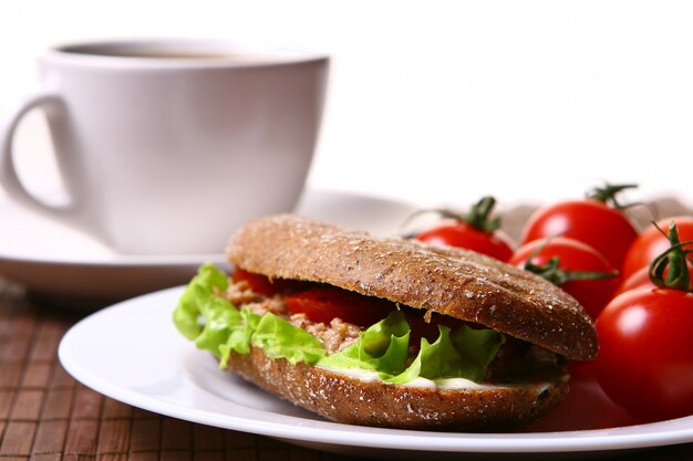 新鮮な野菜とコーヒーの新鮮なサンドイッチ