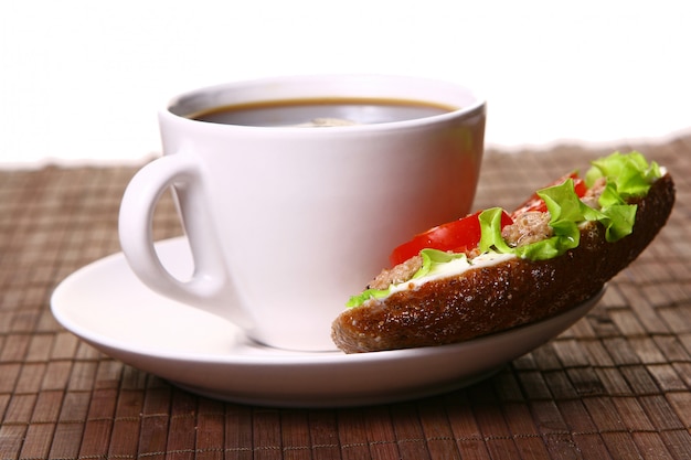 Свежий бутерброд со свежими овощами и кофе