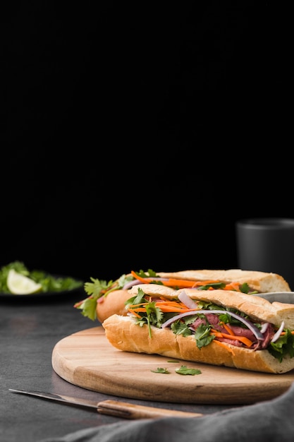 Бесплатное фото Свежий бутерброд с овощами и копией пространства